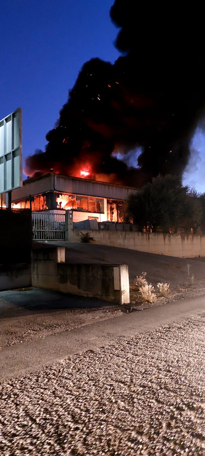 Capannone In Fiamme A Grottammare Le Immagini Dell Incendio Riviera Oggi