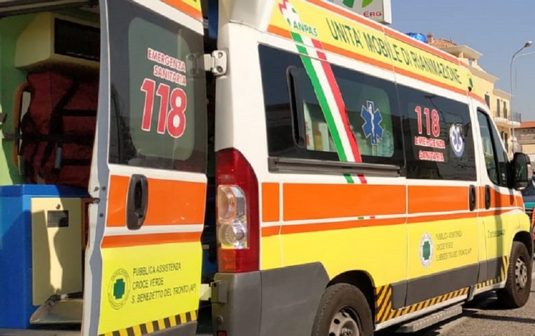 Finisce Con L Auto Contro Un Mezzo In Sosta Incidente A Cupra Riviera Oggi