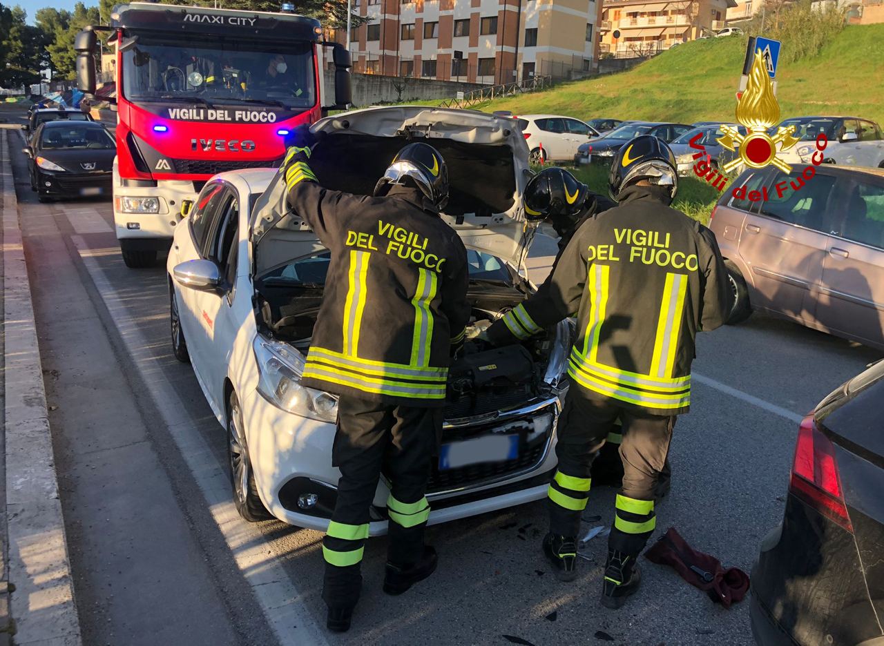 Si ribalta un'autopompa. Muore il vigile del fuoco alla guida del mezzo